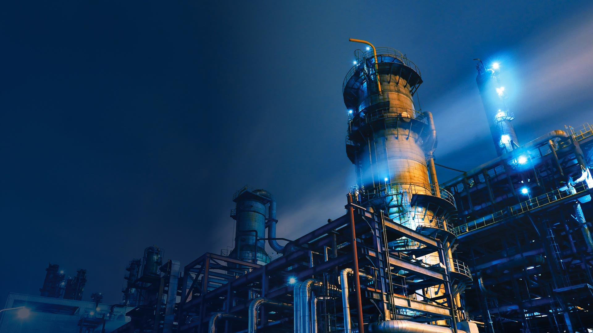 Industrieanlage bei Nacht