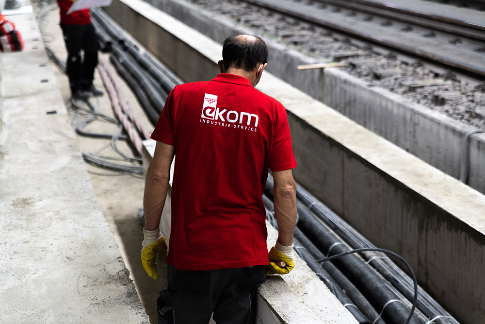EKOM Mitarbeiter bei Industrieservice-Arbeiten